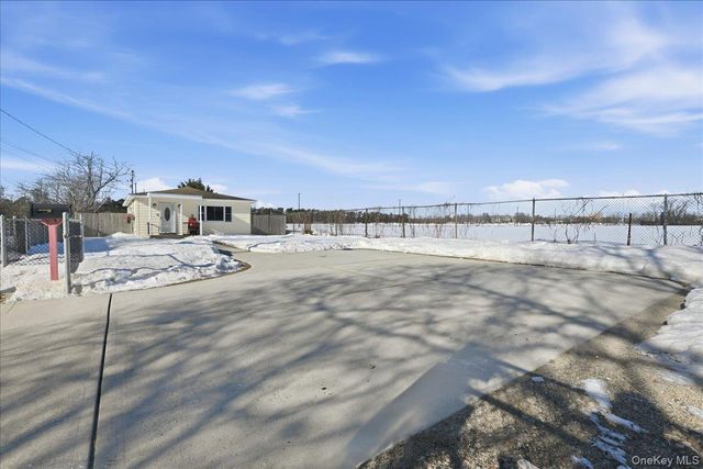 20 Wendy Lane, Brentwood, NY 11717