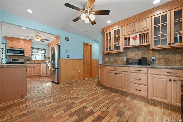 20 Wendy Lane, Brentwood, NY 11717