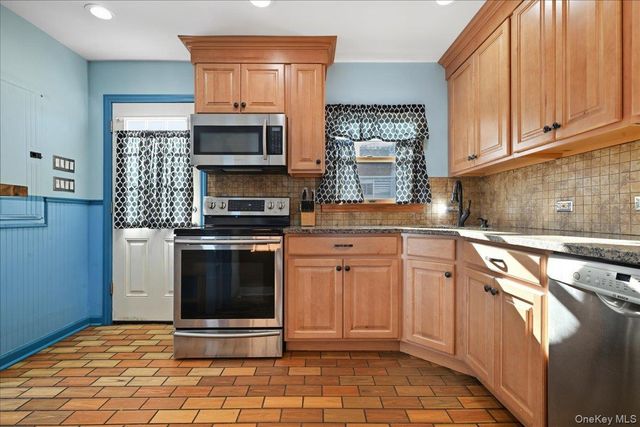 20 Wendy Lane, Brentwood, NY 11717