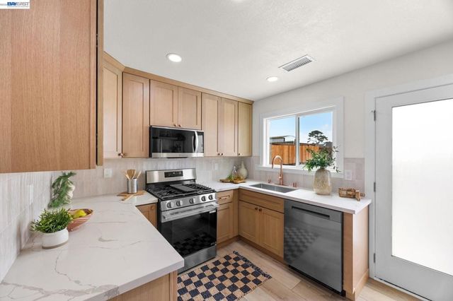 460 Inverness Dr, Pacifica, CA 94044