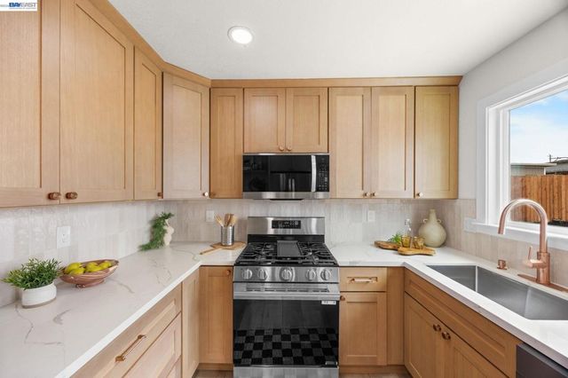 460 Inverness Dr, Pacifica, CA 94044