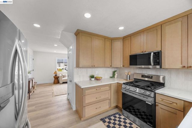 460 Inverness Dr, Pacifica, CA 94044