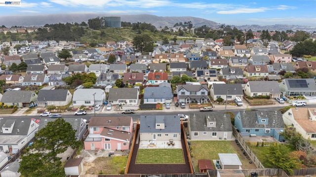 460 Inverness Dr, Pacifica, CA 94044
