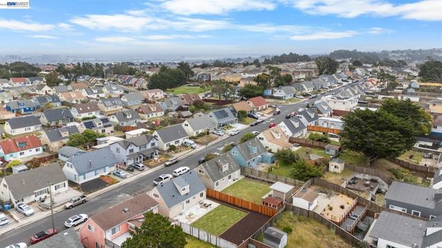 460 Inverness Dr, Pacifica, CA 94044