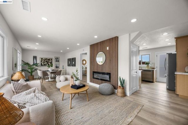 460 Inverness Dr, Pacifica, CA 94044