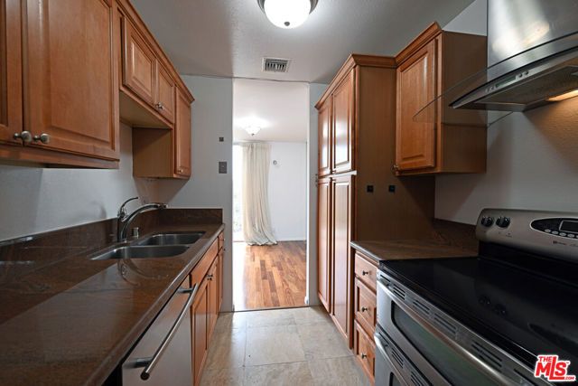 100 S Doheny Drive 424, Los Angeles, CA 90048