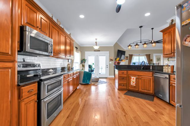 2206 Fairfax Dr, Clarksville, TN 37043