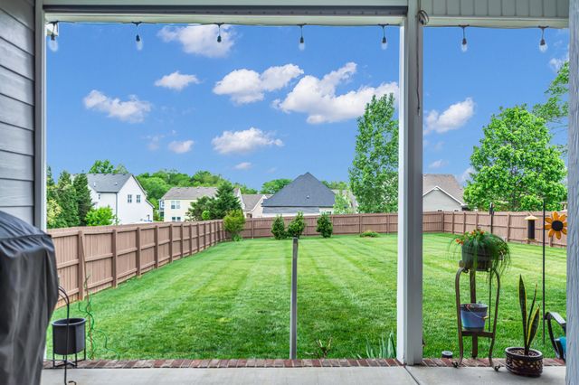 2206 Fairfax Dr, Clarksville, TN 37043