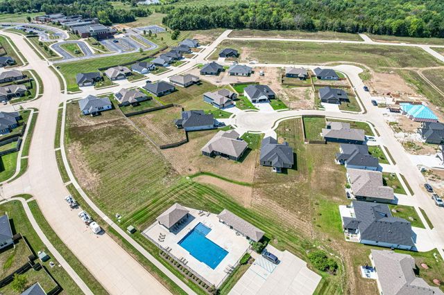 5800 HARVEST LEAF DR, Columbia, MO 65202