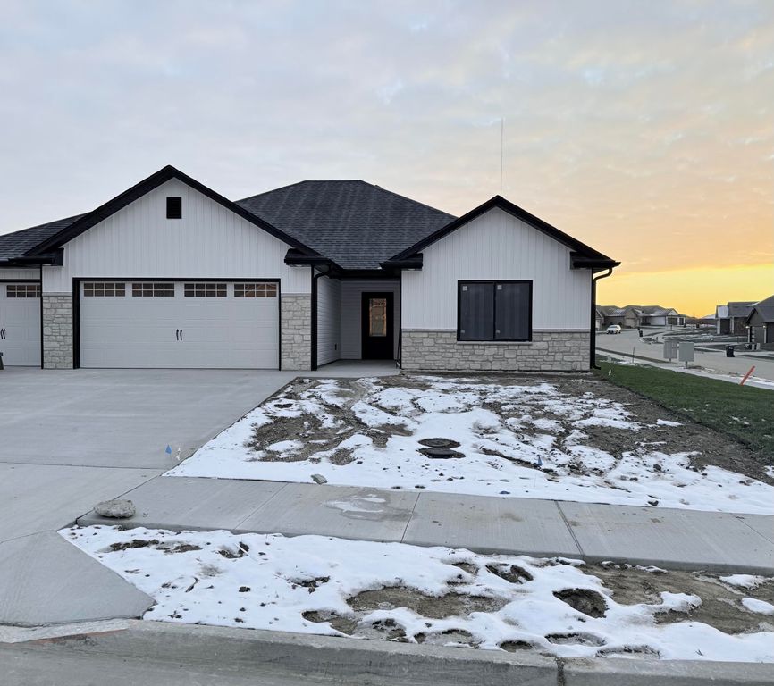 5800 HARVEST LEAF DR, Columbia, MO 65202