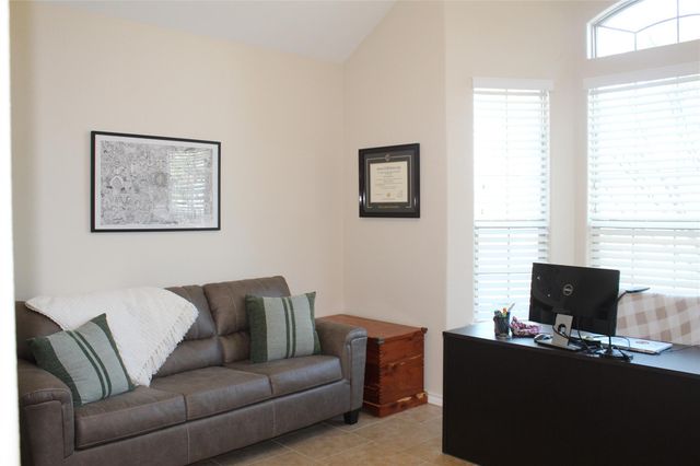 220 Tahitian DR, Bastrop, TX 78602