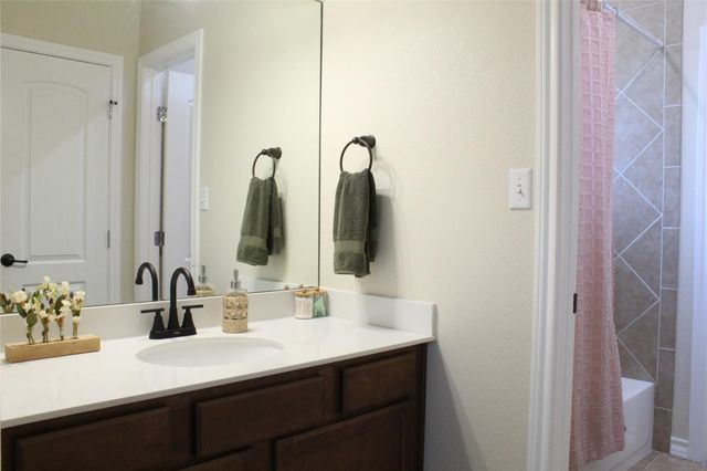 220 Tahitian DR, Bastrop, TX 78602