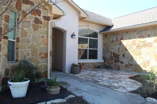 220 Tahitian DR, Bastrop, TX 78602