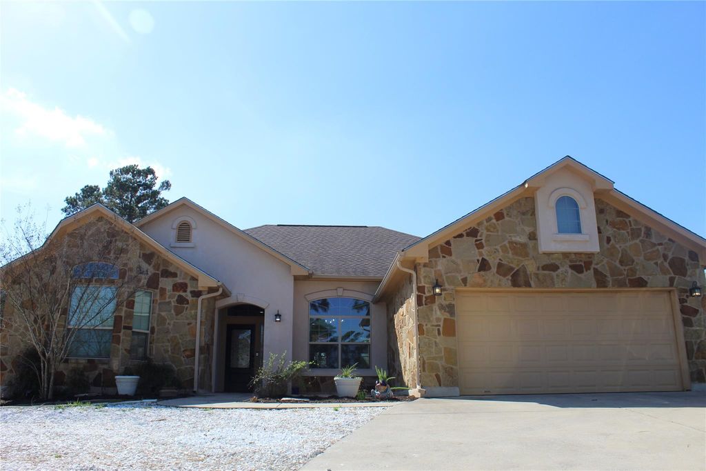 220 Tahitian DR, Bastrop, TX 78602