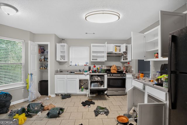 2735 Sand Lake Court, College Park, GA 30349