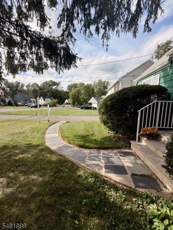 Image 2 of property listing at 206 Delacy Dr, North Plainfield Boro, NJ 07060