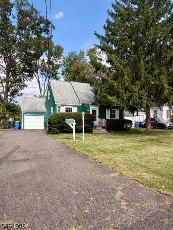 Image 3 of property listing at 206 Delacy Dr, North Plainfield Boro, NJ 07060