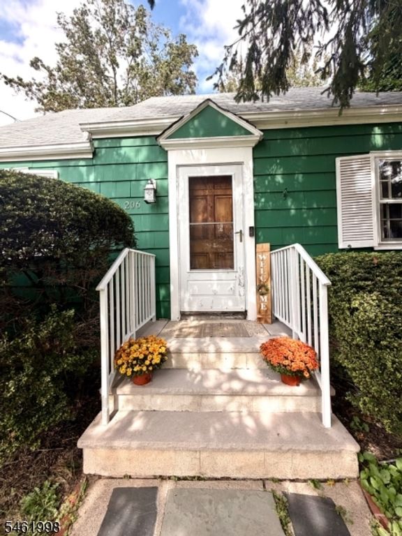 Image 4 of property listing at 206 Delacy Dr, North Plainfield Boro, NJ 07060