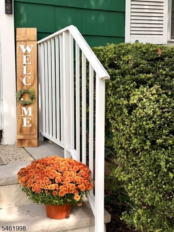 Image 5 of property listing at 206 Delacy Dr, North Plainfield Boro, NJ 07060