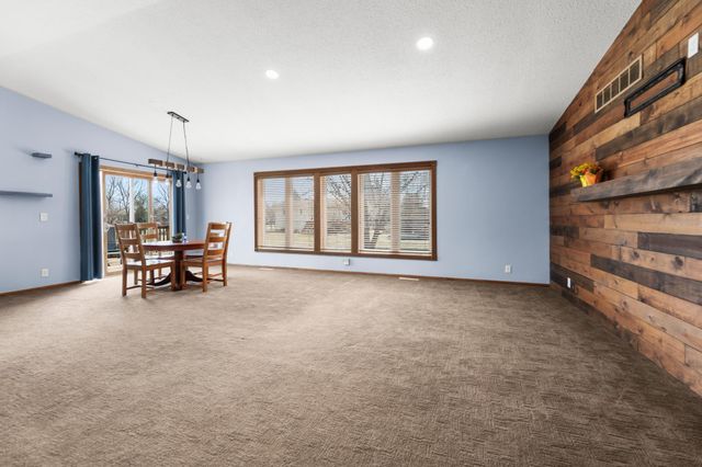 2933 Heatherwood Circle S, Moorhead, MN 56560