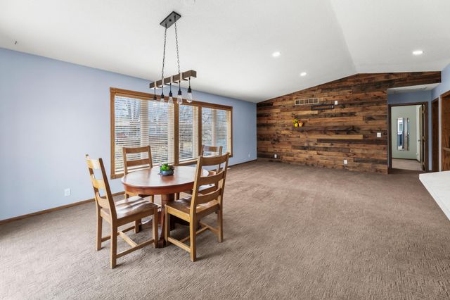 2933 Heatherwood Circle S, Moorhead, MN 56560