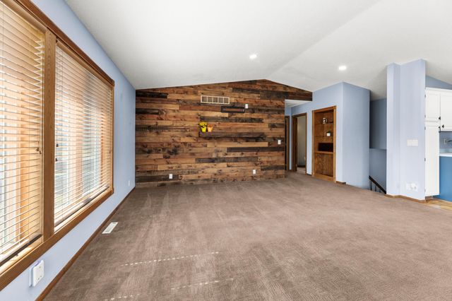 2933 Heatherwood Circle S, Moorhead, MN 56560