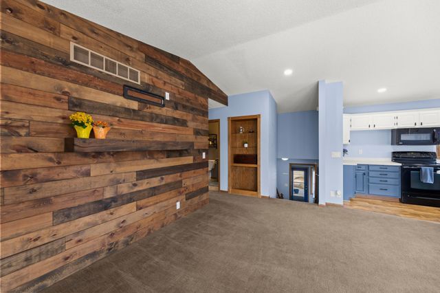 2933 Heatherwood Circle S, Moorhead, MN 56560