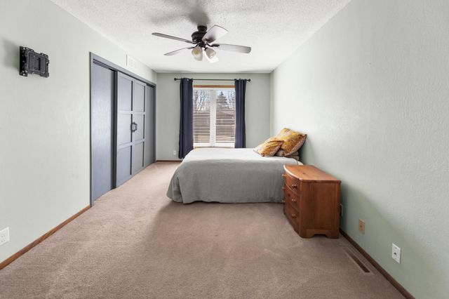 2933 Heatherwood Circle S, Moorhead, MN 56560