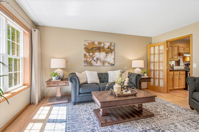 9020 Parkside Drive, Woodbury, MN 55125
