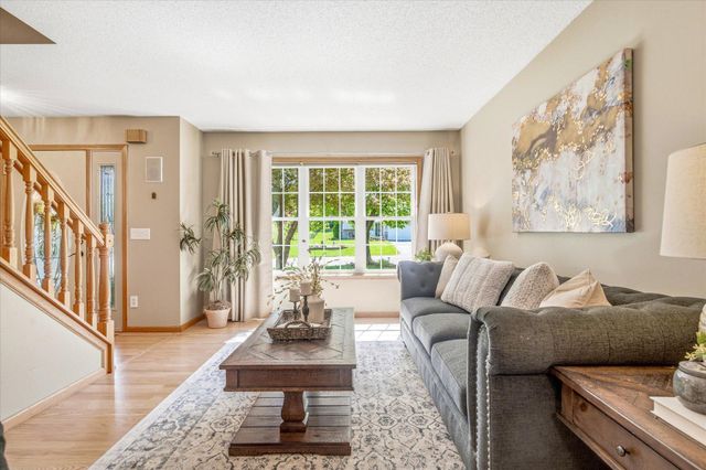 9020 Parkside Drive, Woodbury, MN 55125