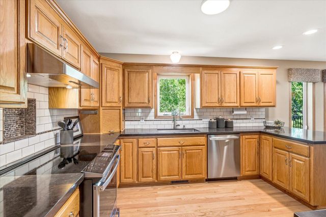 9020 Parkside Drive, Woodbury, MN 55125