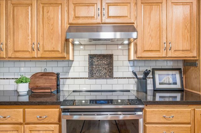 9020 Parkside Drive, Woodbury, MN 55125
