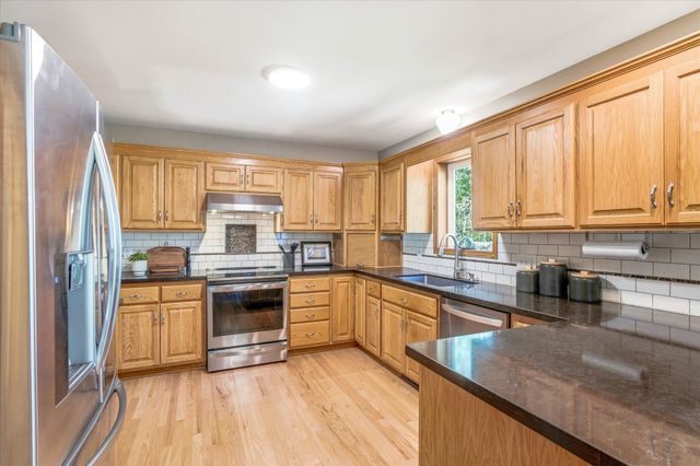 9020 Parkside Drive, Woodbury, MN 55125