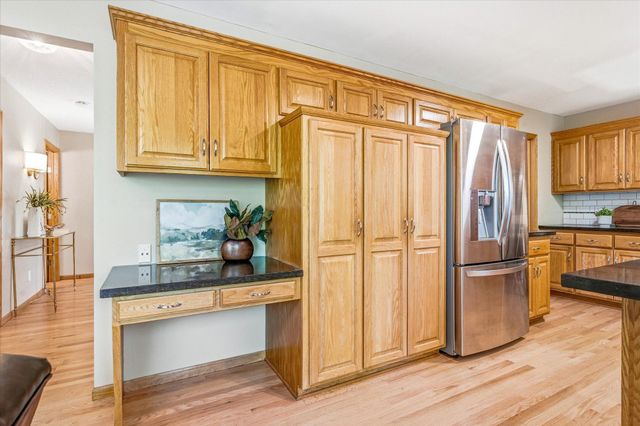 9020 Parkside Drive, Woodbury, MN 55125