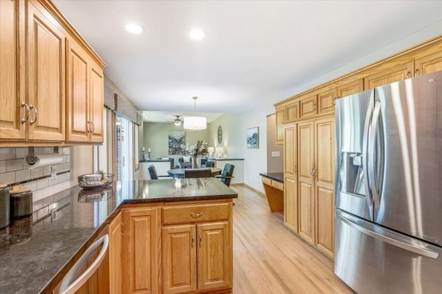9020 Parkside Drive, Woodbury, MN 55125