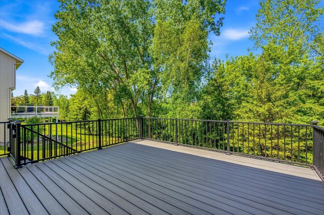 9020 Parkside Drive, Woodbury, MN 55125