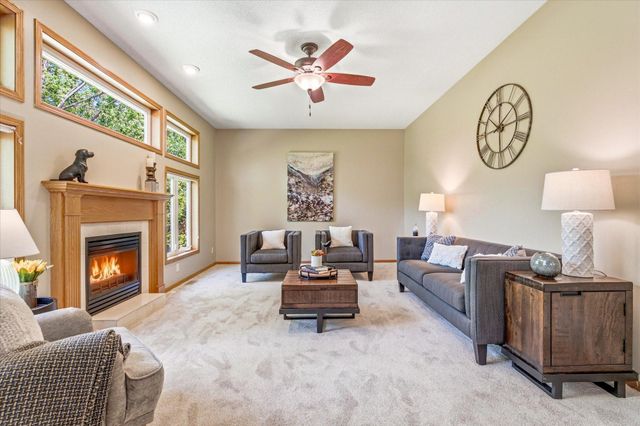 9020 Parkside Drive, Woodbury, MN 55125