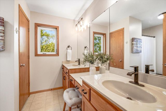 9020 Parkside Drive, Woodbury, MN 55125