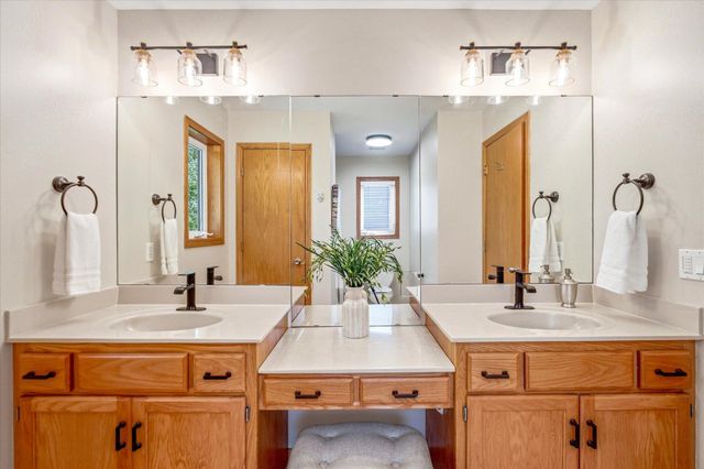 9020 Parkside Drive, Woodbury, MN 55125