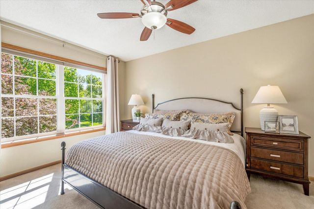 9020 Parkside Drive, Woodbury, MN 55125