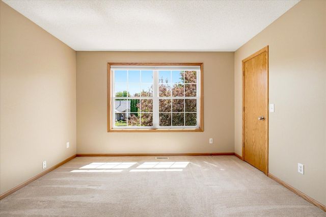 9020 Parkside Drive, Woodbury, MN 55125