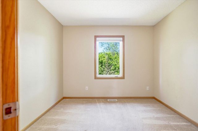 9020 Parkside Drive, Woodbury, MN 55125