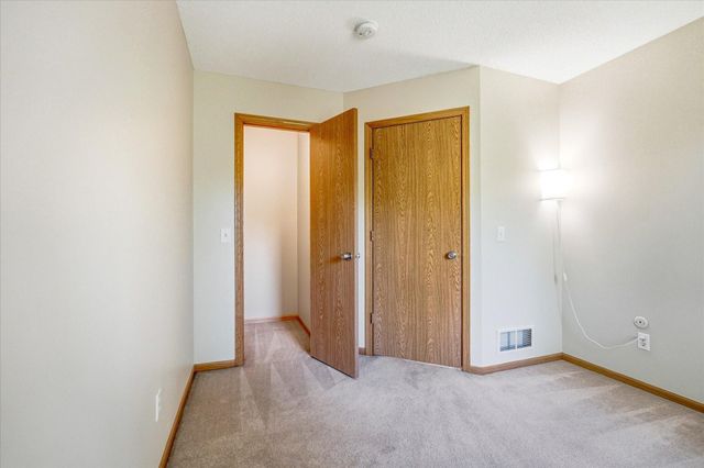 9020 Parkside Drive, Woodbury, MN 55125