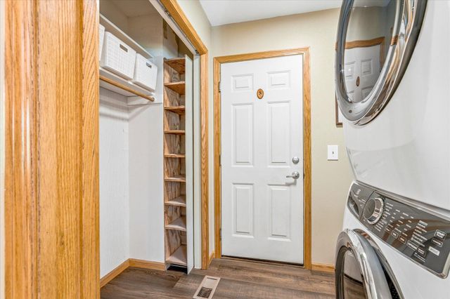 9020 Parkside Drive, Woodbury, MN 55125