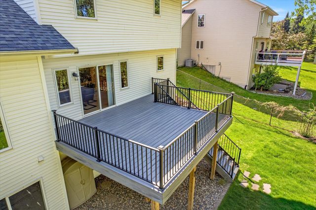 9020 Parkside Drive, Woodbury, MN 55125