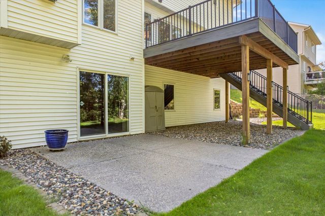 9020 Parkside Drive, Woodbury, MN 55125