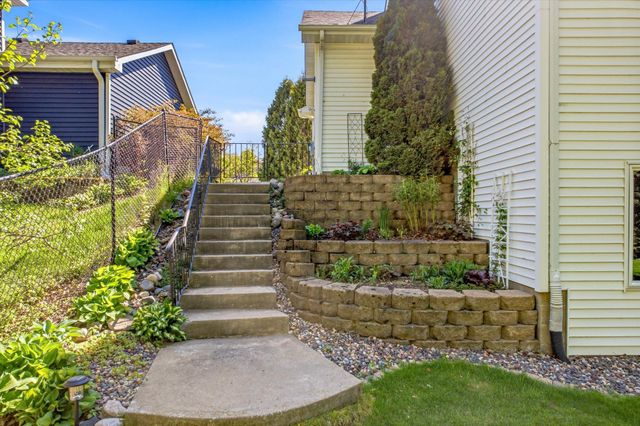 9020 Parkside Drive, Woodbury, MN 55125