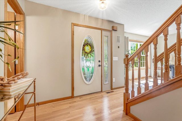 9020 Parkside Drive, Woodbury, MN 55125