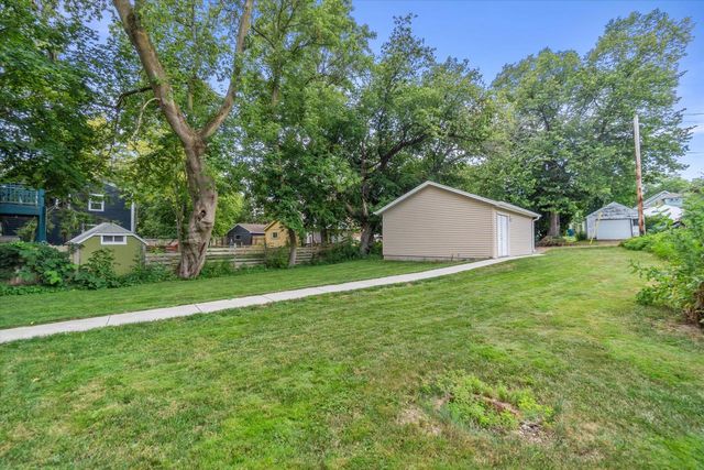 W58N455 Hilbert AVENUE, Cedarburg, WI 53012