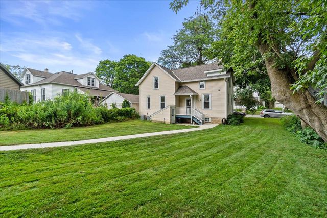 W58N455 Hilbert AVENUE, Cedarburg, WI 53012